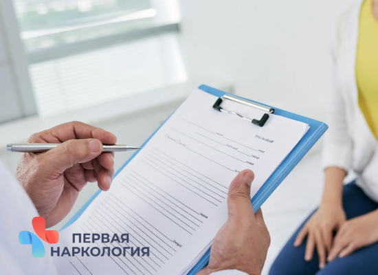 Врач с доской-планшетом в руках